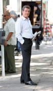 Роберт Паттинсон и Пирс Броснан (Pierce Brosnan, Robert Pattinson) 2009-07-08 on set of Remember Me in Queens - 21xHQ 0dd834202419071