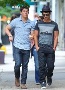 Ник и Джо Джонас - take a stroll through Soho after eating brunch at Peels in New York City on May 7th, 2012 (7xHQ) 633574202419837